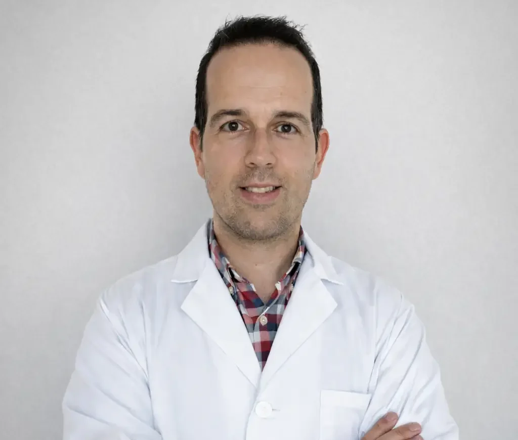 Medico Alex de frente