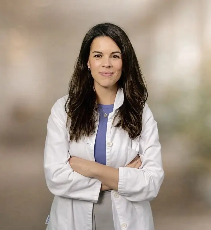 Ana medica de frente sonriendo